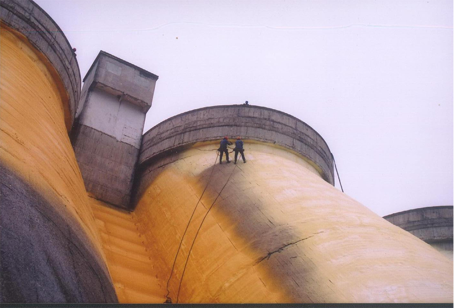 聚氨酯噴涂發泡保溫是如何施工的?需要注意什么?(圖1) 聚氨酯噴涂